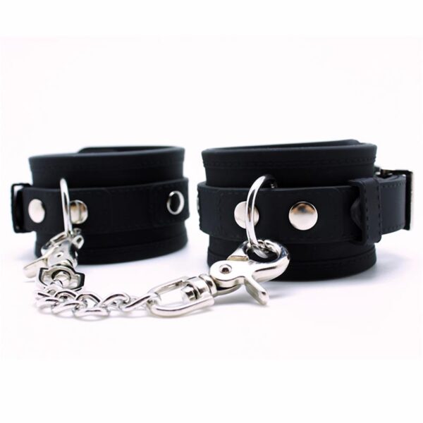 Rimba Latex Play Cuffs 4 cm - Image 3
