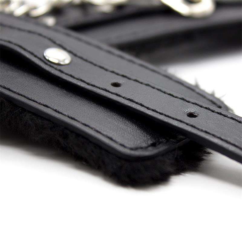 Fur Lined Adjustable Handcuffs 30 cm Black - Image 4